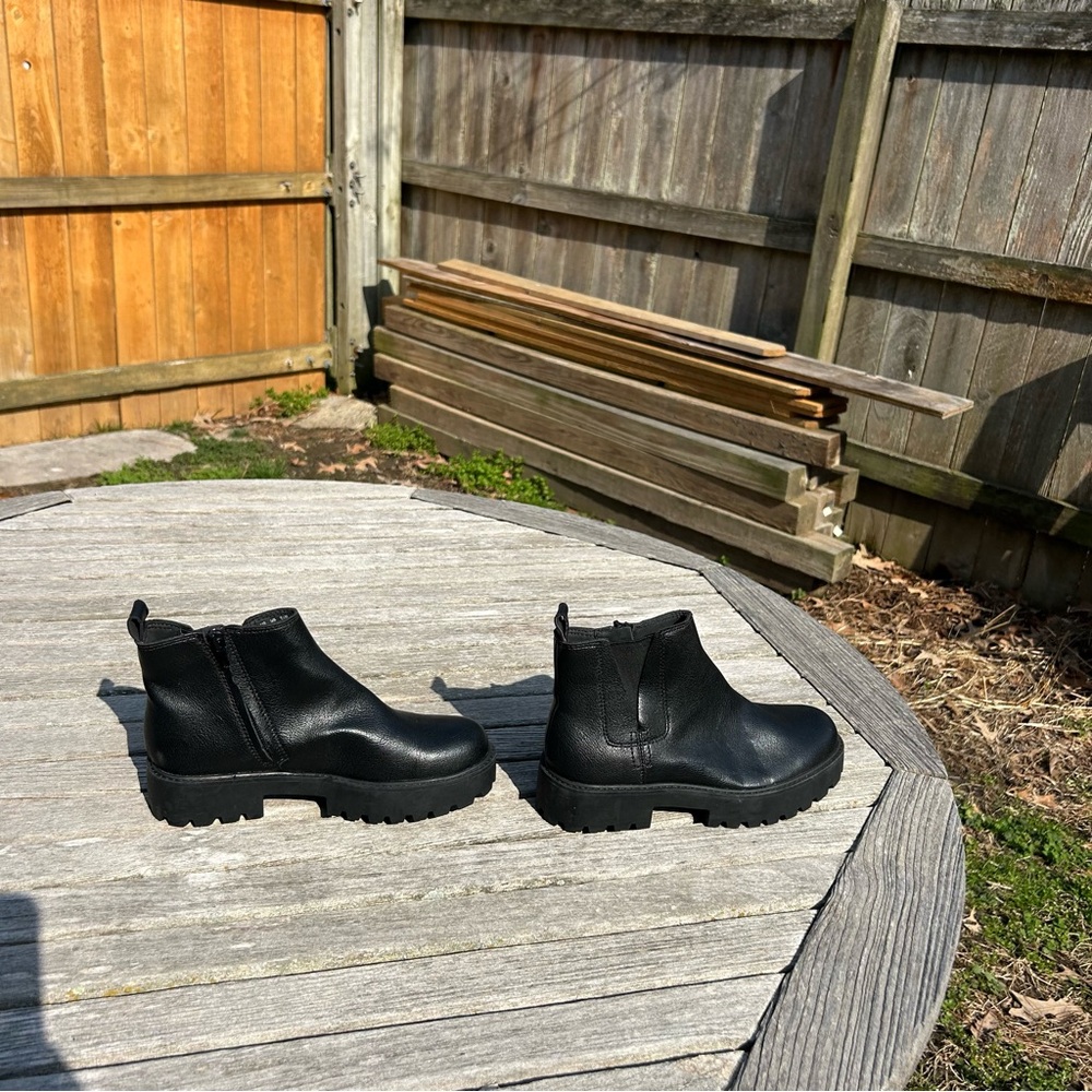 Zodiac Shiloh Lug Sole Chelsea Boots size 6.5